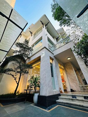 biệt thự cạnh vinhomes riverside 56tỷ 179m2, vỉa hè, lô góc, thang máy. hiện đại full nội thất xịn