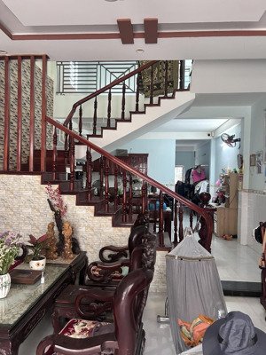 bán nhà mặt tiền. 2 tầng. đường bùi giáng nhà đẹp ở ngay.