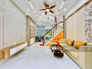 ngay công viên làng hoa - nhà mới đẹp lung linh - dọn vào ở ngay.