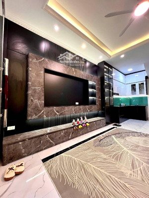 long biên-nhỉnh 7 tỷcó ngay siêu phẩm đón tết-full nội thất đẹp mê ly-ô tô đỗ cửa- gần phố