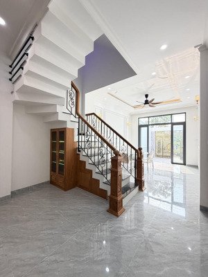 nhà 1 trệt 2 lầu sân thượng hẻm xe hơi đường 11 phường thủ đức, sát bình thạnh cầu sài gòn.