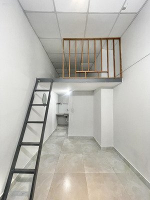 cho thuê phòng gác có sẵn máy lạnh - không nội thất - gần cầu công lý