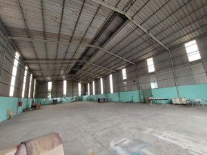 cho thuê kho xưởng tổng dt 1000m2.gần khu công nghiệp tân bình ,cổng xanh, giá 25 triệu