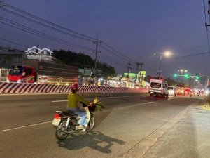 bán nhà mặt tiền ql13 cạnh chợ bến lơn vị trí cực đẹp, mặt tiền quốc lộ 13, khu vực kinh doanh