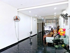 Chính Chủ Gửi Bán Căn Nhà 3 Tầng, Vị Trí Buôn Bán Sầm Uất. Mặt Tiền đường Núi Thành Diện Tích 104m2