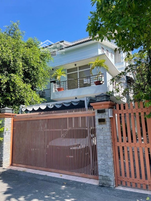 bán biệt thự sân vườn thủ đức- 3 tầng-tam bình-dt: 330m2(11x30)-chỉ : 25 tỷ-tl đường 10m, hoàn công
