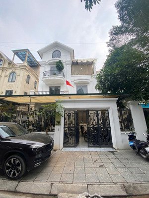 cho thuê nhà tp giao lưu dt 240m, x, 4 tầng, mat tiền 12m, t1 thông sàn, trên chia 2 phòng điều hòa