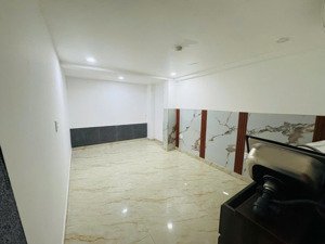 mặt bằng cho thuê kdc trung sơn gần vòng xoay trung sơn. 6x20m. có lối đi riêng. có hầm để xe