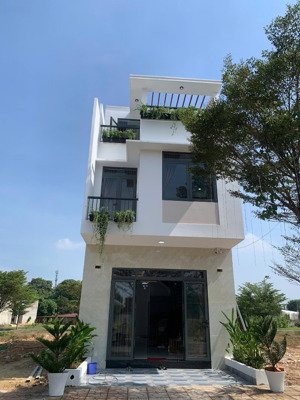 nhà mới cần bán 1t2l, 3pn gần kcn mp3 giá thương lượng