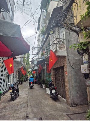 bán đất 46m2 đường chiến thắng phú nhuận tặng căn nhà c4 có 2 tầng giá 5,4 tỷ