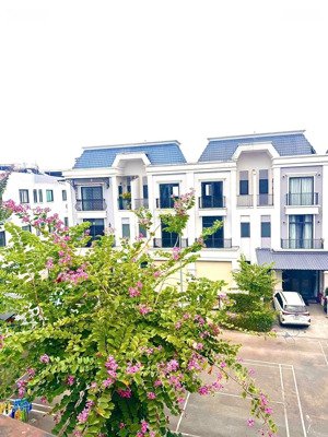 bán nhà 1 trệch 2 lầu giá ngộp 2ty500tr khu sola city bến lức long an