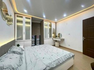 hơn 20 tỷ - liền kề 83m- 5 tầng vỉa hè- ô tô tránh- kinh doanh- văn quán