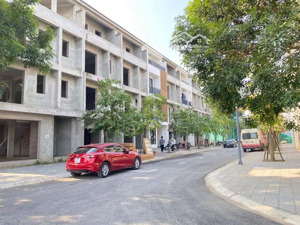 chủ nhà cần bán căn nhà phố thương mại ecopark kinh doanh mặt đường lớn chỗ để xe rộng thoáng