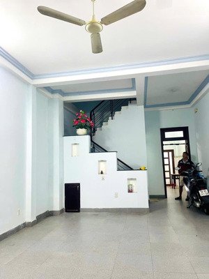 trệt 2 lầu sân thượng 5x18m, có 4pn 3wc hẻm xe hơi quang trung, p8 giá 15 triệu còn giảm