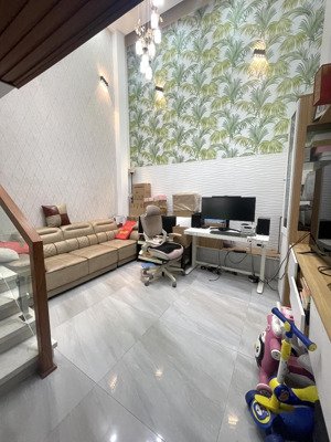 full nội thất trệt lửng 2 lầu sân thượng 4pn 3wc gần chợ thạch đà giá 17 triệu tl