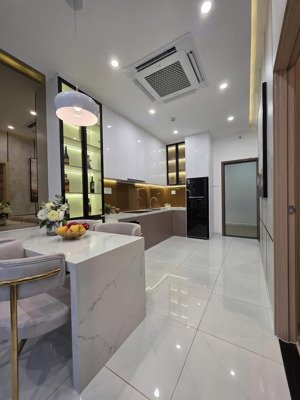 hàng hiếm. căn hộ 1pn giá nhỉnh 1 tỷ. 200tr có nhà. chỉ có 1 căn.