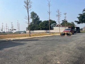 cần bán lô đất mặt đường trục chính hạ bằng , sát công nghệ cao hoà lạc , giá chỉ hơn 5tỉ