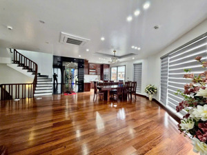 chính chủ bán gấp căn lk góc san hô đẳng cấp. dt 152m2. vị trí đắc địa, kd thuận lợi. lh 