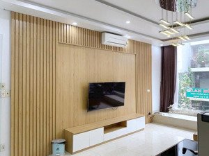 cho thuê nhà mặt phố văn cao, dt: 65m2, 5 p.ngủ khép kín full đồ.