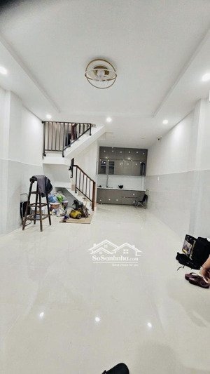 hoà bình - đầm sen - luỹ bán bích - 2 tầng - dt: 4 x 8 - nhà đẹp - chỉ: 5.2t