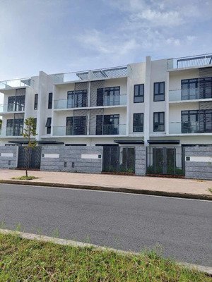 bán căn shop mặt tiền đường vũ tông phan ngang 7x23m 1 trệt 3 lầu sổ hồng hoàn công giá bán 54.5 tỷ