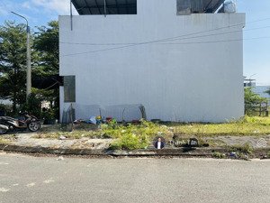 lô góc 2 mặt tiền đối diện công viên - giáp đại học fpt