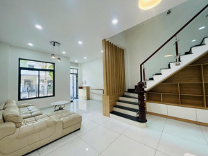 nhà phố 1 trệt 3 lầu hoàn thiện nội thất y hình giá thuê chỉ 27 triệu. phù hợp ở hoặc làm văn phòng