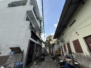 bán nhà 1 trệt 2 lầu, ngay chợ linh xuân, hxh, khu dân cư hiện hữu, giá tốt