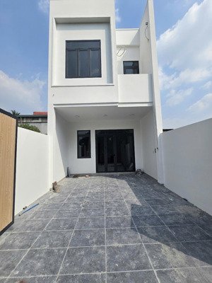 bán nhà lê chí dân, 1 trệt 1 lầu, mặt tiền đường nhựa, có sân đậu ô tô, giá 2,4 tỷ còn bớt lộc