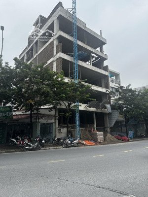 cho thuê đất trống đã có sẵn mặt bằng chuẩn để làm sân thể thao hoặc kho chứa hàng, gara ô tô