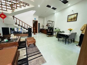 hoàng thị loan . thanh khê , 2 tầng 2 mê kiệt 3m cách đường chính 30m , dt 74m2 ngang 6m .