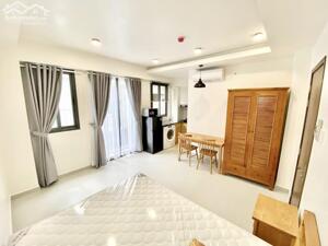 Căn hộ ban công, bếp xa giường, máy giặt riêng, nội thất tone gỗ gần Vòng Xoay Hàng Xanh