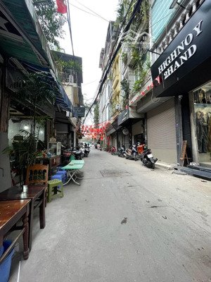 bán gấp tập thể tầng 1 phố phan kế bính. dt 82m2. thiết kế 2 ngủ 2 vệ sinh. có tum phơi. nhỉnh 4 tỷ