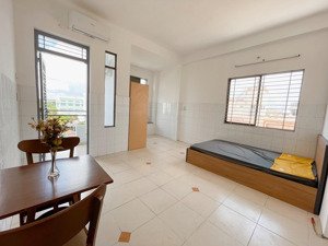 cho thuê phòng ban công full nội thất sát cầu chà và, chợ xóm củi