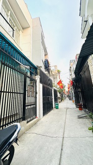 nhà lầu hẻm taxi gần vành đai 2. sân vườn rộng. dân cư dân trí cao. sạch. sổ hồng. ngang 6m