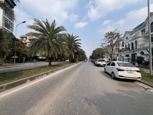 phân lô việt hưng. vỉa hè đường xe công tránh nhau, kinh doanh sầm uất. dt 75m*6tầng*giá 27.9tỷ.