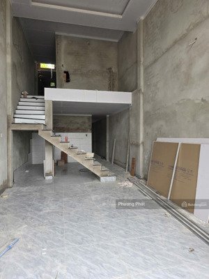 bán nhà đang hoàn thiện xây dựng kiên cố sổ riêng thổ cư 100%, gần trạm thu phí bửu long