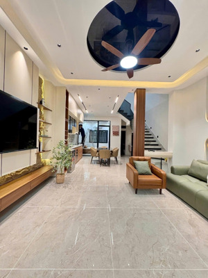 nhận nhà ngay đường chương dương. dt 60m2, mt 8m khu vực tiềm năng phát triển cao, shr