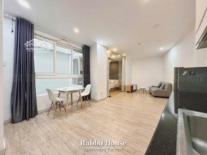 cho thuê căn hộ 1 phòng ngủ sân vườn gần nhà thờ tân định, hồ con rùa, quận 3