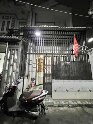 bán nhà ht13, gần chợ hiệp thành