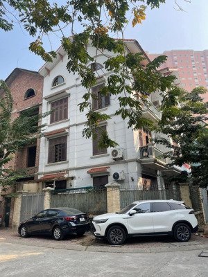 biệt thự song lập nghĩa đô- cạnh starlake tây hồ lô góc. diện tích 121m2 xây 4 tầng.