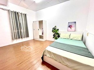 cho thuê phòng q4, đường tôn thất thuyết. cửa sổ trời, có sẵn máy lạnh, nước nóng lạnh
