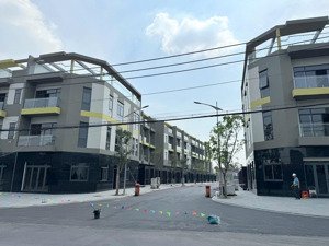 nhà phố khu compound mới xây - ngay tuyến metro số 1 và làng đại học quốc gia - sđt: 