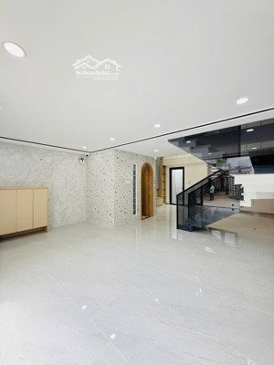 siêu phẩm sát mặt tiền - đi bộ vài bước chân ra tới emart phan huy ích - diện tích cực khủng