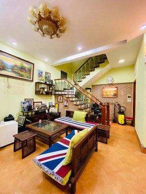 nhà hào nam 5 tầng 3 ngủ với diện tích 40m2, nhà sẵn nội thất cơ bản ngõ nông gần phố giá 16tr/th