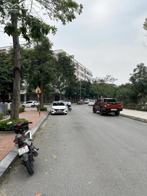 Cho thuê xưởng trung tâm Trâu Quy/Gia Lâm 100m2 đường 15m có gác xép,vỉa hè rộng