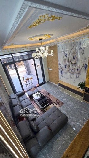 bán nhà phố " đang hoàn thiện mới tinh" thiết kế tân cổ điển - xe hơi đậu trong sân, đường lò lu,