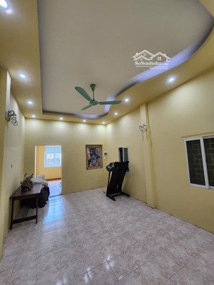 bán nhà riêng có thang máy tại chợ khâm thiên, đống đa, 40,1 m2 x 5 tầng ngõ ba gác thông sang hồ.