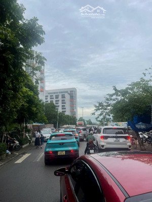 tôi cần bán 65m2 đất trục chính phố tu hoàng đường 17,5m vị trí đắc địa mặt ngã tư trường quốc tế