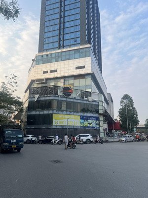 cho thuê nhà mặt phố nguyễn văn cừ, diện tích 700m2 x 4 tầng + sân 300m2, mt 30m,mô hình gì cũng ok